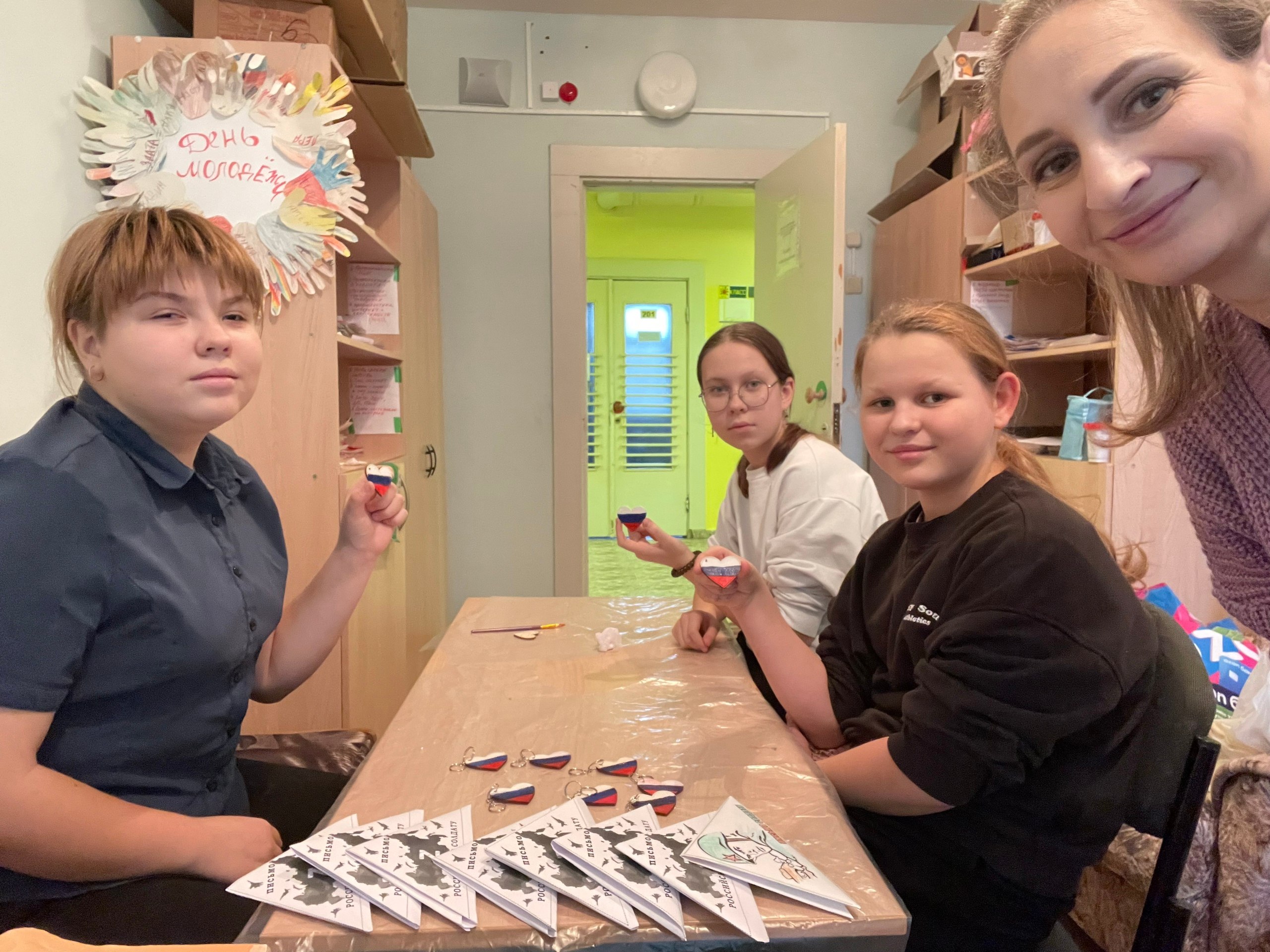 Наш мастер - класс!. В преддверии празднования государственного Дня герба РФ советник директора по воспитанию Гудач А.А. в ГБОУ школе-интернате №4 г. о. Тольятти организовала мастер - класс по росписи брелоков с... Наш мастер - класс!. В преддверии празднования государственного Дня герба РФ советник директора по воспитанию Гудач А.А. в ГБОУ школе-интернате №4 г. о. Тольятти организовала мастер - класс по росписи брелоков с...