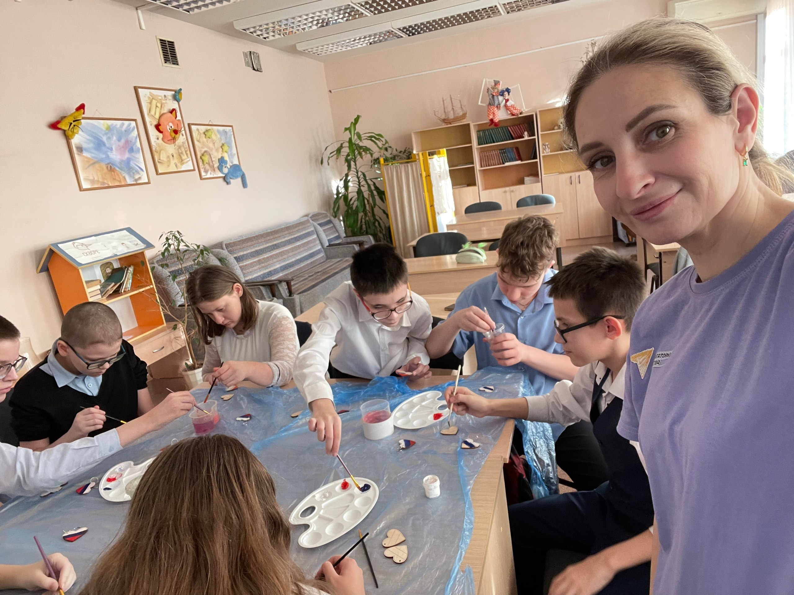 Наш мастер - класс!. В преддверии празднования государственного Дня герба РФ советник директора по воспитанию Гудач А.А. в ГБОУ школе-интернате №4 г. о. Тольятти организовала мастер - класс по росписи брелоков с... Наш мастер - класс!. В преддверии празднования государственного Дня герба РФ советник директора по воспитанию Гудач А.А. в ГБОУ школе-интернате №4 г. о. Тольятти организовала мастер - класс по росписи брелоков с...