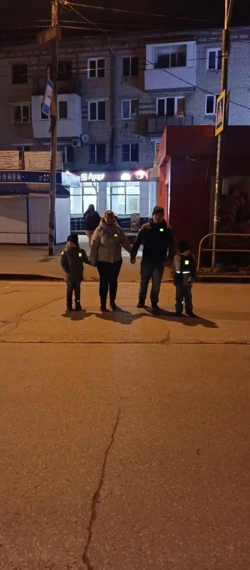 #мбу199. В рамках областной акции "Региональная неделя безопасности дорожного движения семьи Варвары Г. и Матвея С. из МБУ детского сада №199 "Муравьишка" советуют использовать световозвращающие элементы на одежде во время... #мбу199. В рамках областной акции "Региональная неделя безопасности дорожного движения семьи Варвары Г. и Матвея С. из МБУ детского сада №199 "Муравьишка" советуют использовать световозвращающие элементы на одежде во время...