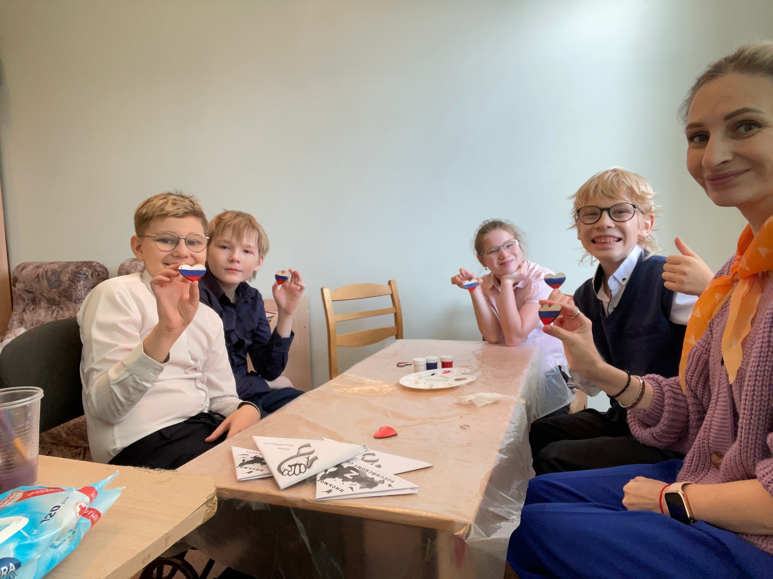 Наш мастер - класс!. В преддверии празднования государственного Дня герба РФ советник директора по воспитанию Гудач А.А. в ГБОУ школе-интернате №4 г. о. Тольятти организовала мастер - класс по росписи брелоков с... Наш мастер - класс!. В преддверии празднования государственного Дня герба РФ советник директора по воспитанию Гудач А.А. в ГБОУ школе-интернате №4 г. о. Тольятти организовала мастер - класс по росписи брелоков с...