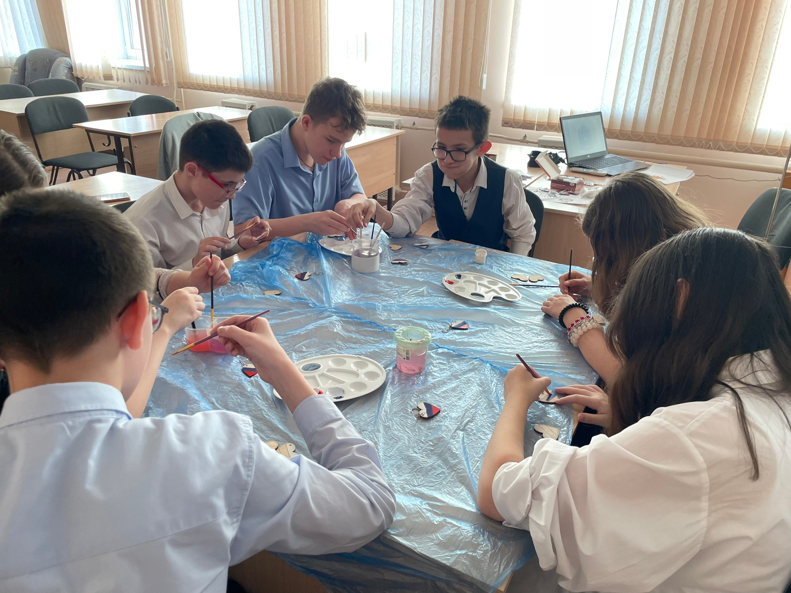 Наш мастер - класс!. В преддверии празднования государственного Дня герба РФ советник директора по воспитанию Гудач А.А. в ГБОУ школе-интернате №4 г. о. Тольятти организовала мастер - класс по росписи брелоков с...