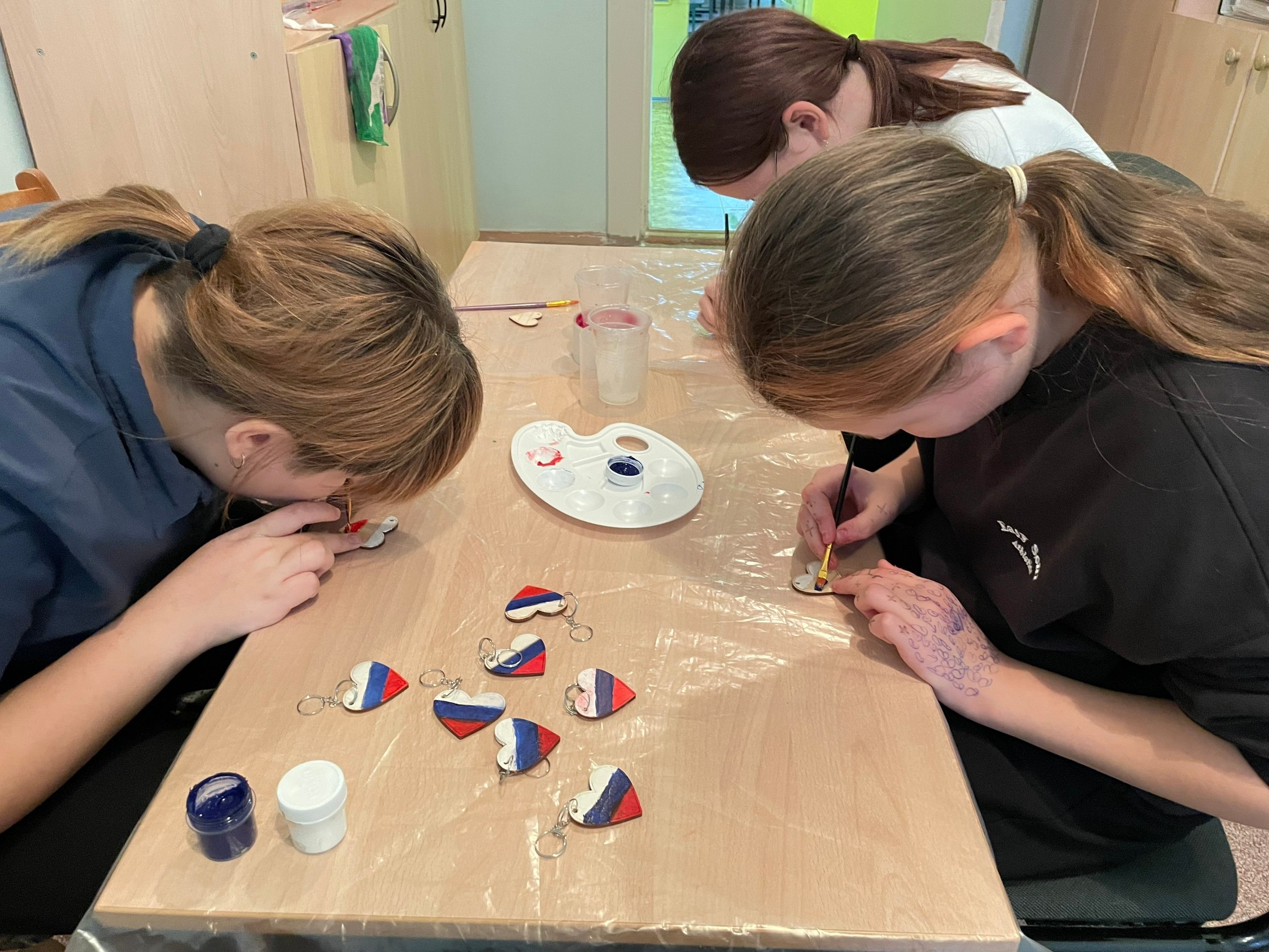 Наш мастер - класс!. В преддверии празднования государственного Дня герба РФ советник директора по воспитанию Гудач А.А. в ГБОУ школе-интернате №4 г. о. Тольятти организовала мастер - класс по росписи брелоков с... Наш мастер - класс!. В преддверии празднования государственного Дня герба РФ советник директора по воспитанию Гудач А.А. в ГБОУ школе-интернате №4 г. о. Тольятти организовала мастер - класс по росписи брелоков с...