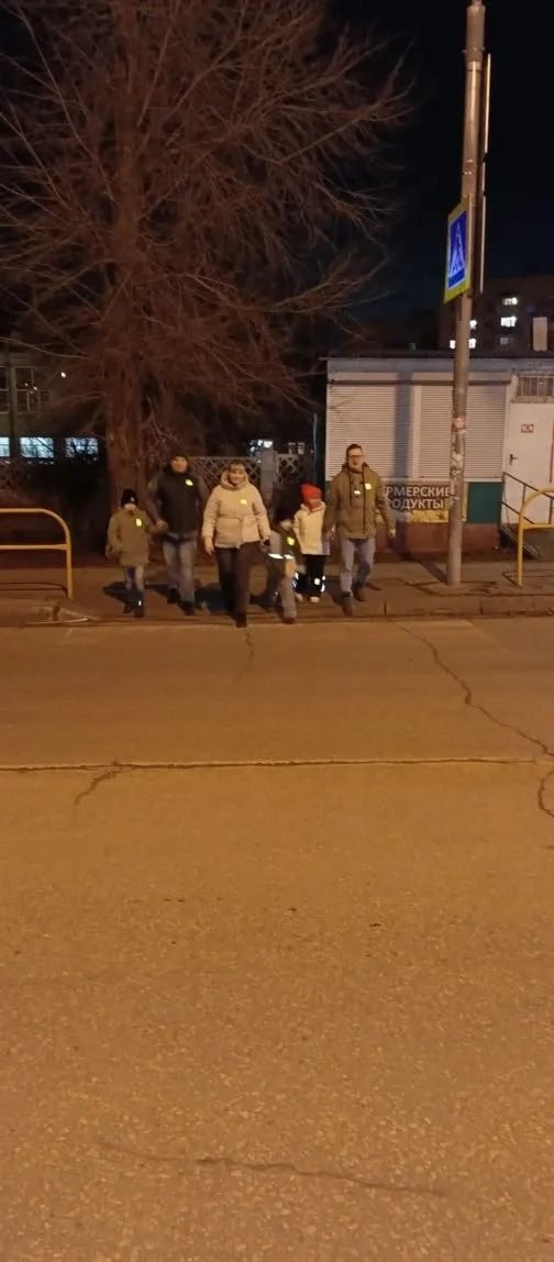 #мбу199. В рамках областной акции "Региональная неделя безопасности дорожного движения семьи Варвары Г. и Матвея С. из МБУ детского сада №199 "Муравьишка" советуют использовать световозвращающие элементы на одежде во время... #мбу199. В рамках областной акции "Региональная неделя безопасности дорожного движения семьи Варвары Г. и Матвея С. из МБУ детского сада №199 "Муравьишка" советуют использовать световозвращающие элементы на одежде во время...