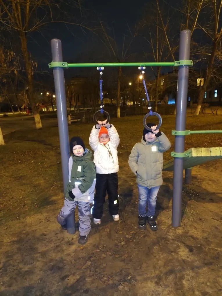 #мбу199. В рамках областной акции "Региональная неделя безопасности дорожного движения семьи Варвары Г. и Матвея С. из МБУ детского сада №199 "Муравьишка" советуют использовать световозвращающие элементы на одежде во время... #мбу199. В рамках областной акции "Региональная неделя безопасности дорожного движения семьи Варвары Г. и Матвея С. из МБУ детского сада №199 "Муравьишка" советуют использовать световозвращающие элементы на одежде во время...