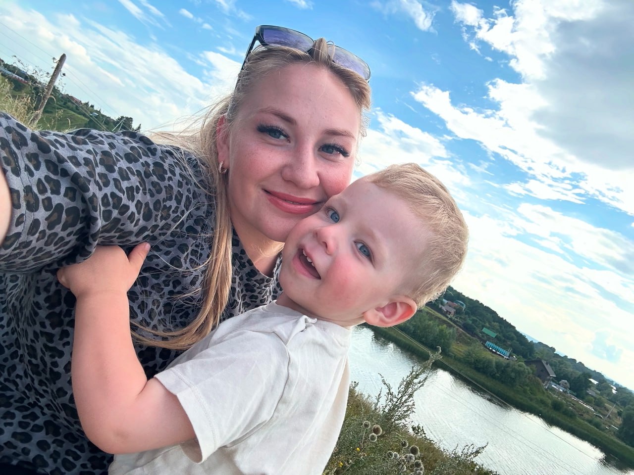 Вячеслав Федорищев поздравил жительниц Самарской области с Днем матери! Вячеслав Федорищев поздравил жительниц Самарской области с Днем матери!