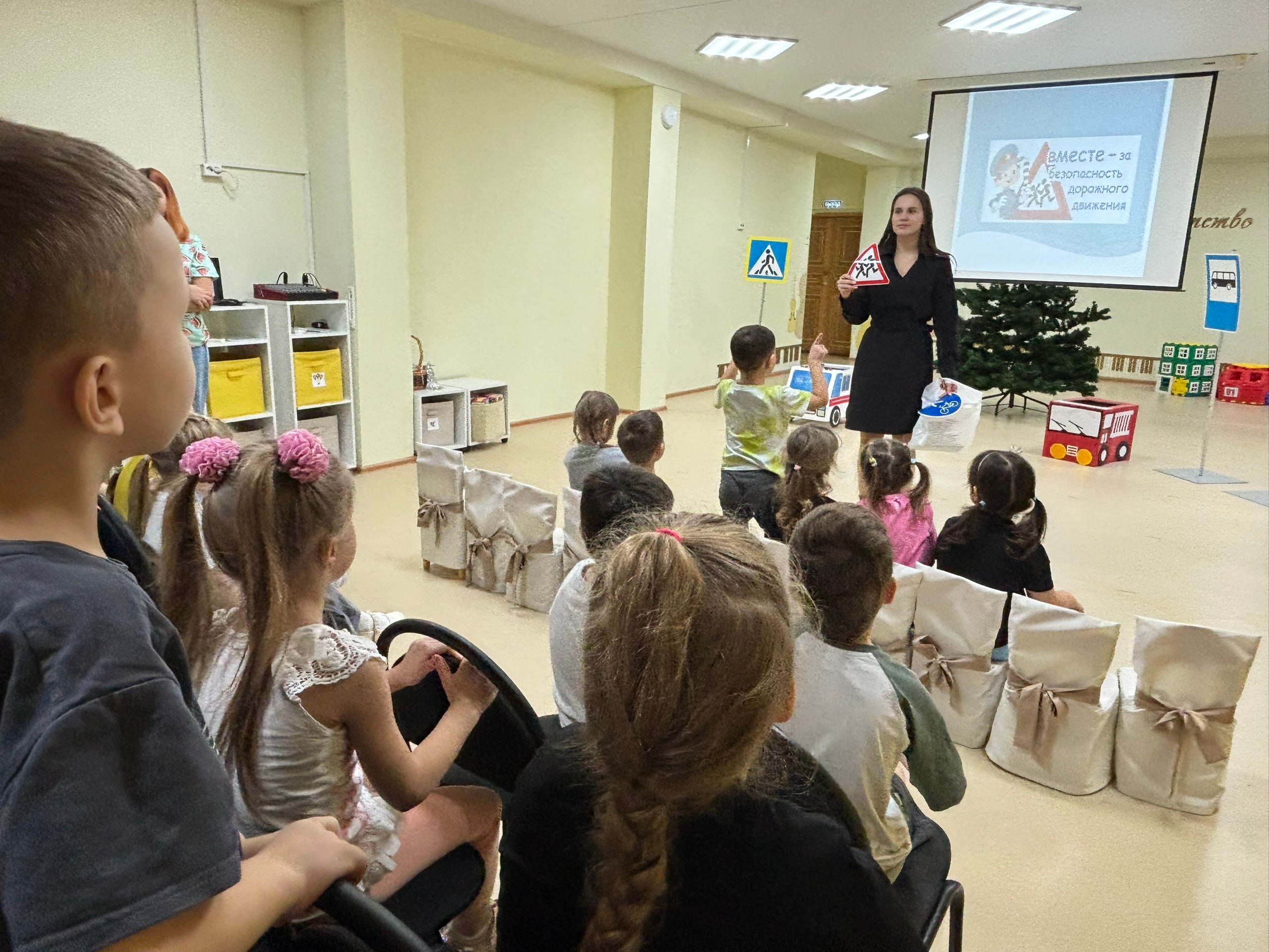 Сегодня сотрудники #ГосавтоинспекцииТольятти провели познавательные занятия с ребятами из детского сада № 207 «Эдельвейс» Сегодня сотрудники #ГосавтоинспекцииТольятти провели познавательные занятия с ребятами из детского сада № 207 «Эдельвейс»