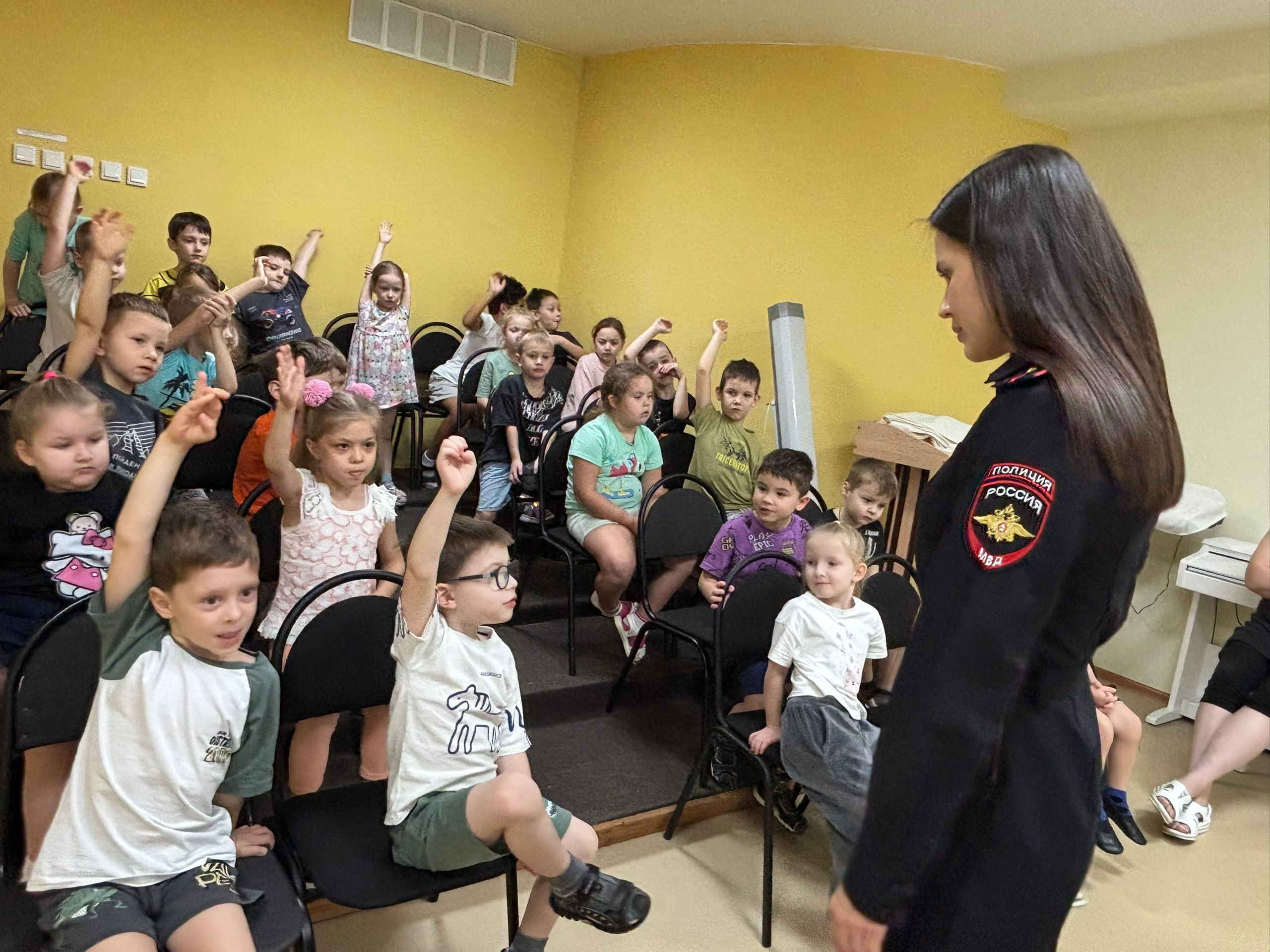 Сегодня сотрудники #ГосавтоинспекцииТольятти провели познавательные занятия с ребятами из детского сада № 207 «Эдельвейс»