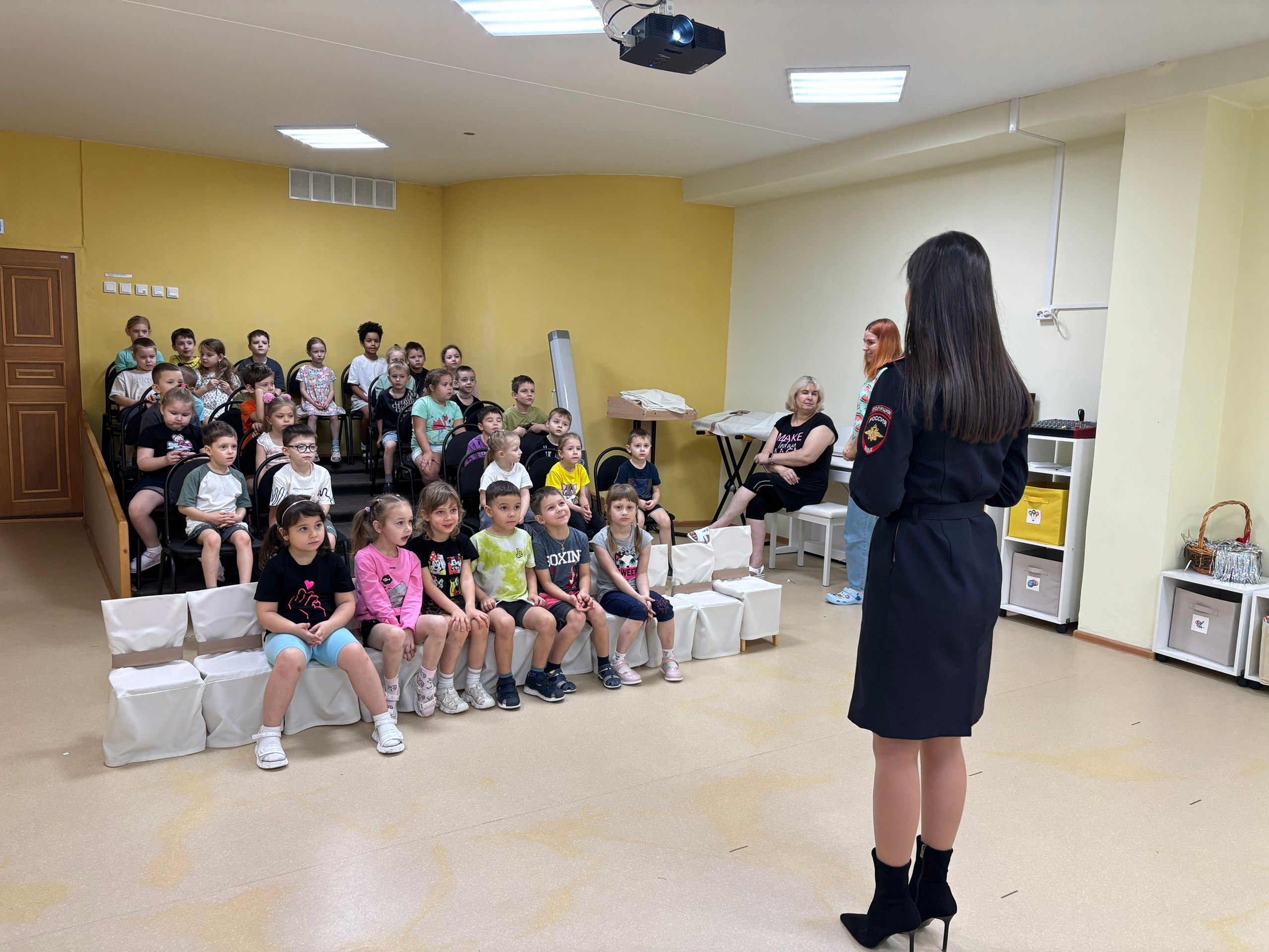 Сегодня сотрудники #ГосавтоинспекцииТольятти провели познавательные занятия с ребятами из детского сада № 207 «Эдельвейс» Сегодня сотрудники #ГосавтоинспекцииТольятти провели познавательные занятия с ребятами из детского сада № 207 «Эдельвейс»