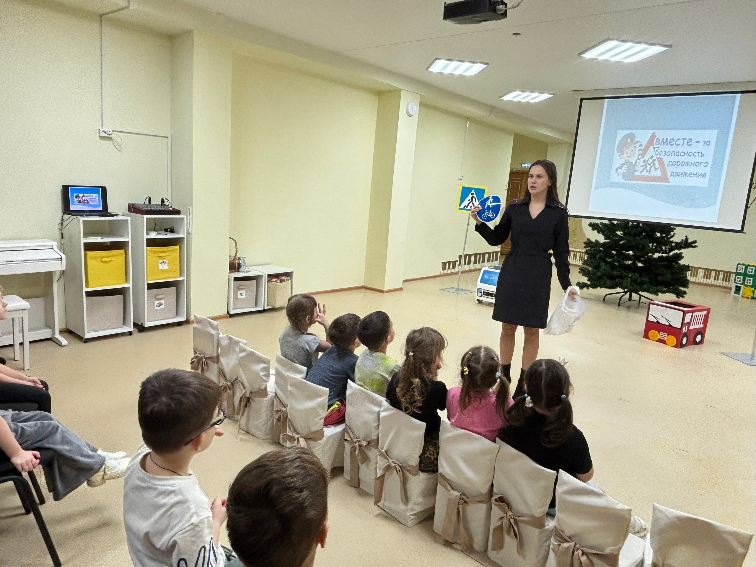 Сегодня сотрудники #ГосавтоинспекцииТольятти провели познавательные занятия с ребятами из детского сада № 207 «Эдельвейс» Сегодня сотрудники #ГосавтоинспекцииТольятти провели познавательные занятия с ребятами из детского сада № 207 «Эдельвейс»