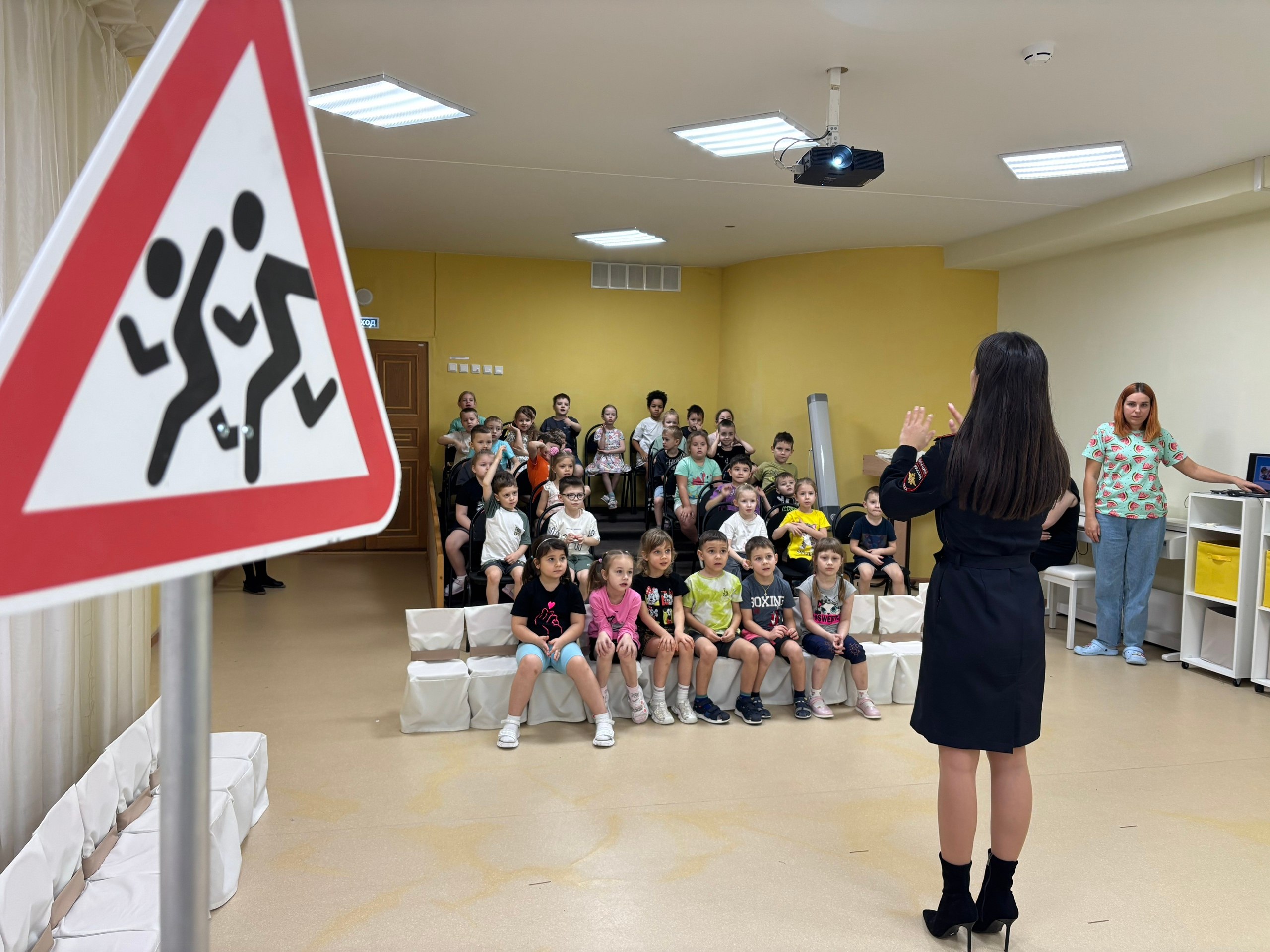 Сегодня сотрудники #ГосавтоинспекцииТольятти провели познавательные занятия с ребятами из детского сада № 207 «Эдельвейс» Сегодня сотрудники #ГосавтоинспекцииТольятти провели познавательные занятия с ребятами из детского сада № 207 «Эдельвейс»