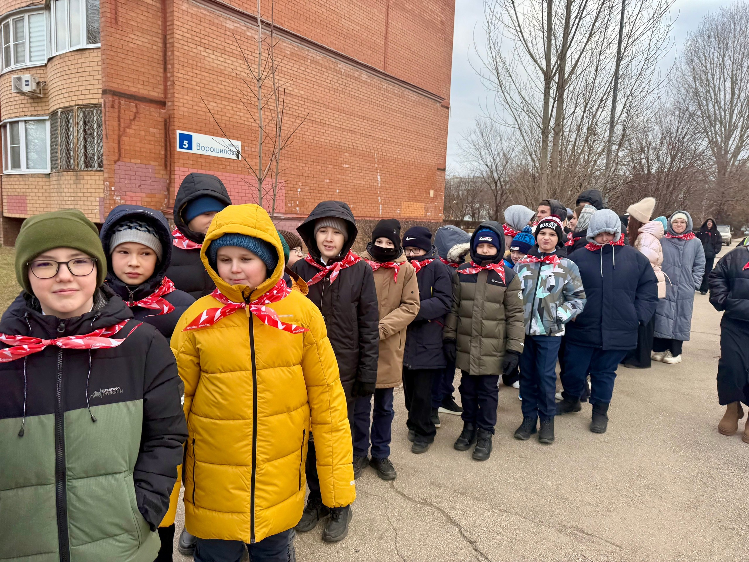 Сегодня мы провели необычное, но очень важное мероприятие - пешеходную экскурсию по безопасному маршруту «Дом - Школа - Сегодня мы провели необычное, но очень важное мероприятие - пешеходную экскурсию по безопасному маршруту «Дом - Школа -