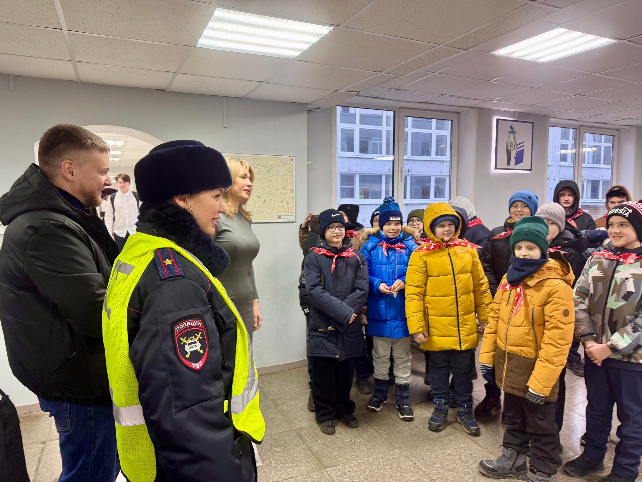 Сегодня мы провели необычное, но очень важное мероприятие - пешеходную экскурсию по безопасному маршруту «Дом - Школа - Сегодня мы провели необычное, но очень важное мероприятие - пешеходную экскурсию по безопасному маршруту «Дом - Школа -