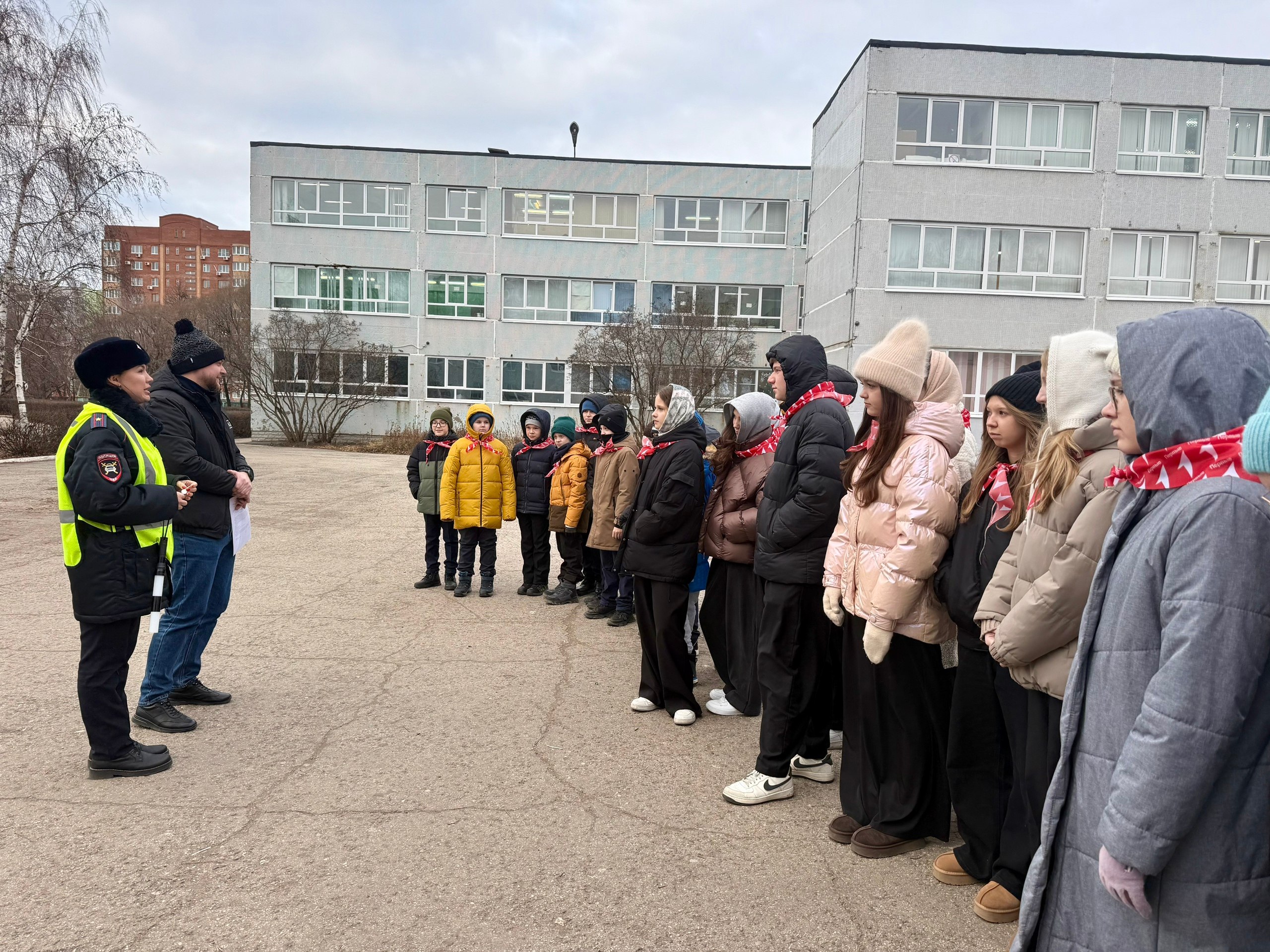 Сегодня мы провели необычное, но очень важное мероприятие - пешеходную экскурсию по безопасному маршруту «Дом - Школа - Сегодня мы провели необычное, но очень важное мероприятие - пешеходную экскурсию по безопасному маршруту «Дом - Школа -