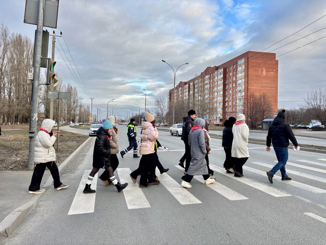 Сегодня мы провели необычное, но очень важное мероприятие - пешеходную экскурсию по безопасному маршруту «Дом - Школа - Сегодня мы провели необычное, но очень важное мероприятие - пешеходную экскурсию по безопасному маршруту «Дом - Школа -