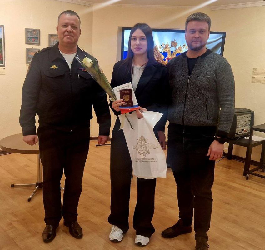 В Самарском регионе, в преддверии дня Конституции Российской Федерации, полицейские и общественники вручили первые паспорта юным жителям области