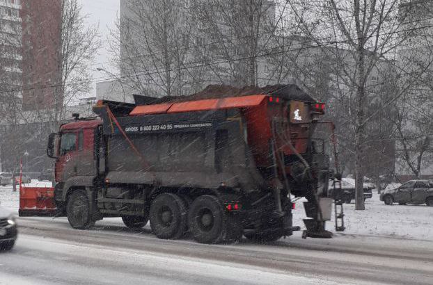 Дорожные службы Тольятти расчищают дороги от первого снега