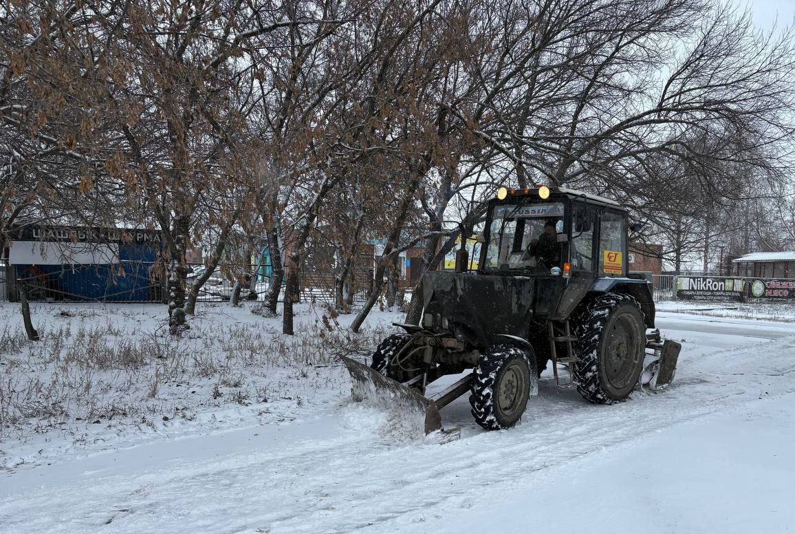 Дорожные службы Тольятти расчищают дороги от первого снега Дорожные службы Тольятти расчищают дороги от первого снега