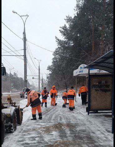 Дорожные службы Тольятти расчищают дороги от первого снега Дорожные службы Тольятти расчищают дороги от первого снега