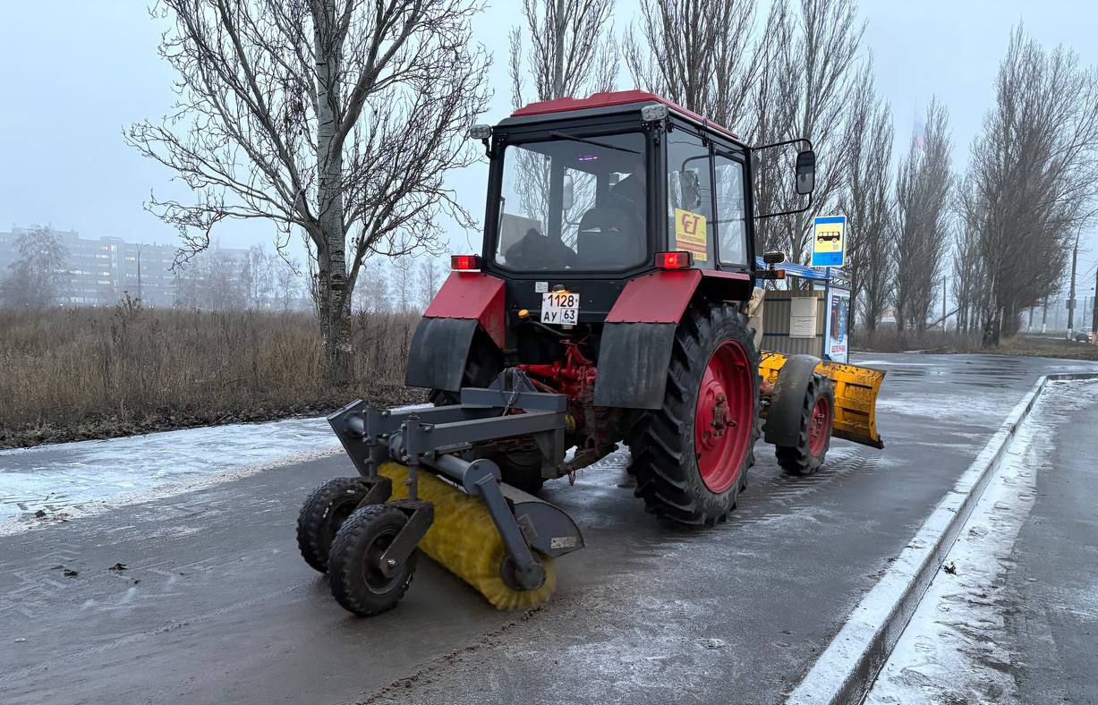 Дорожные службы Тольятти расчищают дороги от первого снега Дорожные службы Тольятти расчищают дороги от первого снега