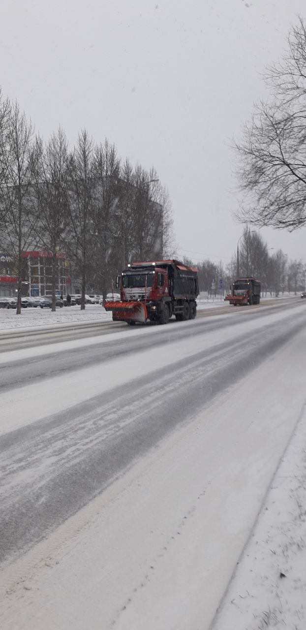 Дорожные службы Тольятти расчищают дороги от первого снега Дорожные службы Тольятти расчищают дороги от первого снега