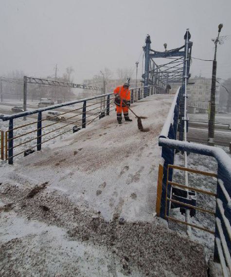 Дорожные службы Тольятти расчищают дороги от первого снега Дорожные службы Тольятти расчищают дороги от первого снега