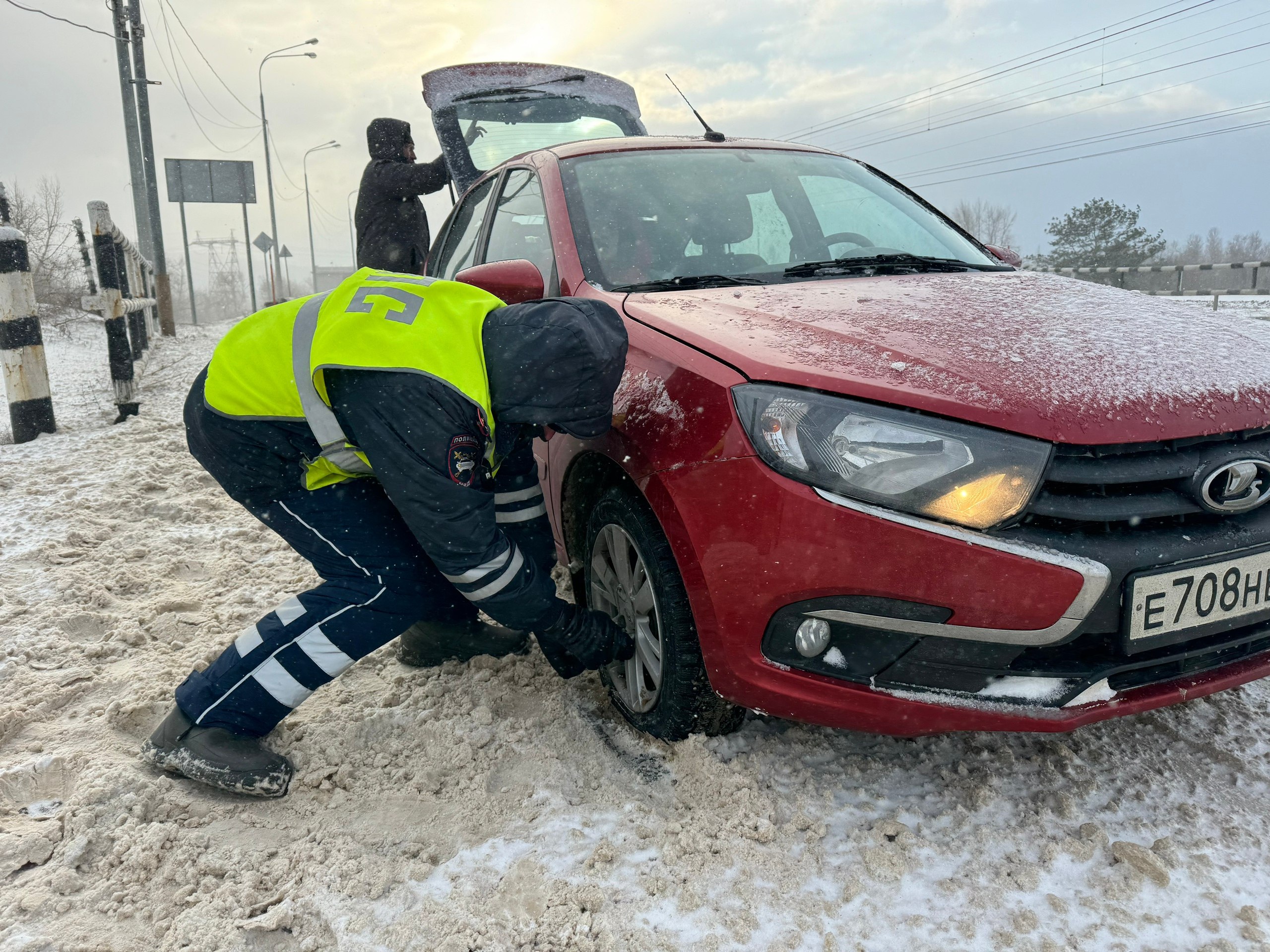 В связи со сложными погодными условиями сотрудники #ГосавтоинспекцииТольятти, в том числе кабинетные работники несут службу в усиленном режиме и проводят работу по организации дорожного движения, в том числе по... В связи со сложными погодными условиями сотрудники #ГосавтоинспекцииТольятти, в том числе кабинетные работники несут службу в усиленном режиме и проводят работу по организации дорожного движения, в том числе по...