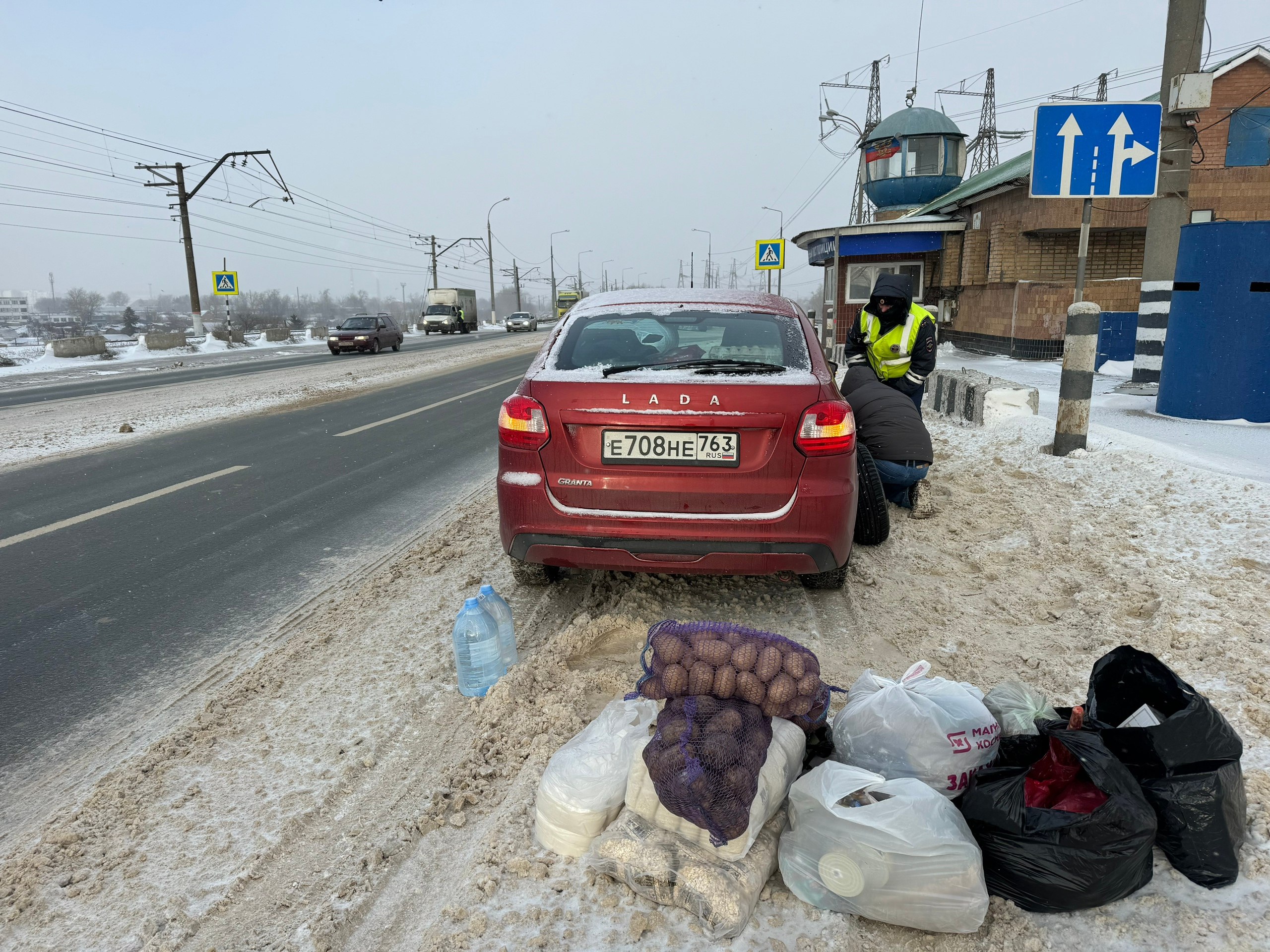 В связи со сложными погодными условиями сотрудники #ГосавтоинспекцииТольятти, в том числе кабинетные работники несут службу в усиленном режиме и проводят работу по организации дорожного движения, в том числе по... В связи со сложными погодными условиями сотрудники #ГосавтоинспекцииТольятти, в том числе кабинетные работники несут службу в усиленном режиме и проводят работу по организации дорожного движения, в том числе по...
