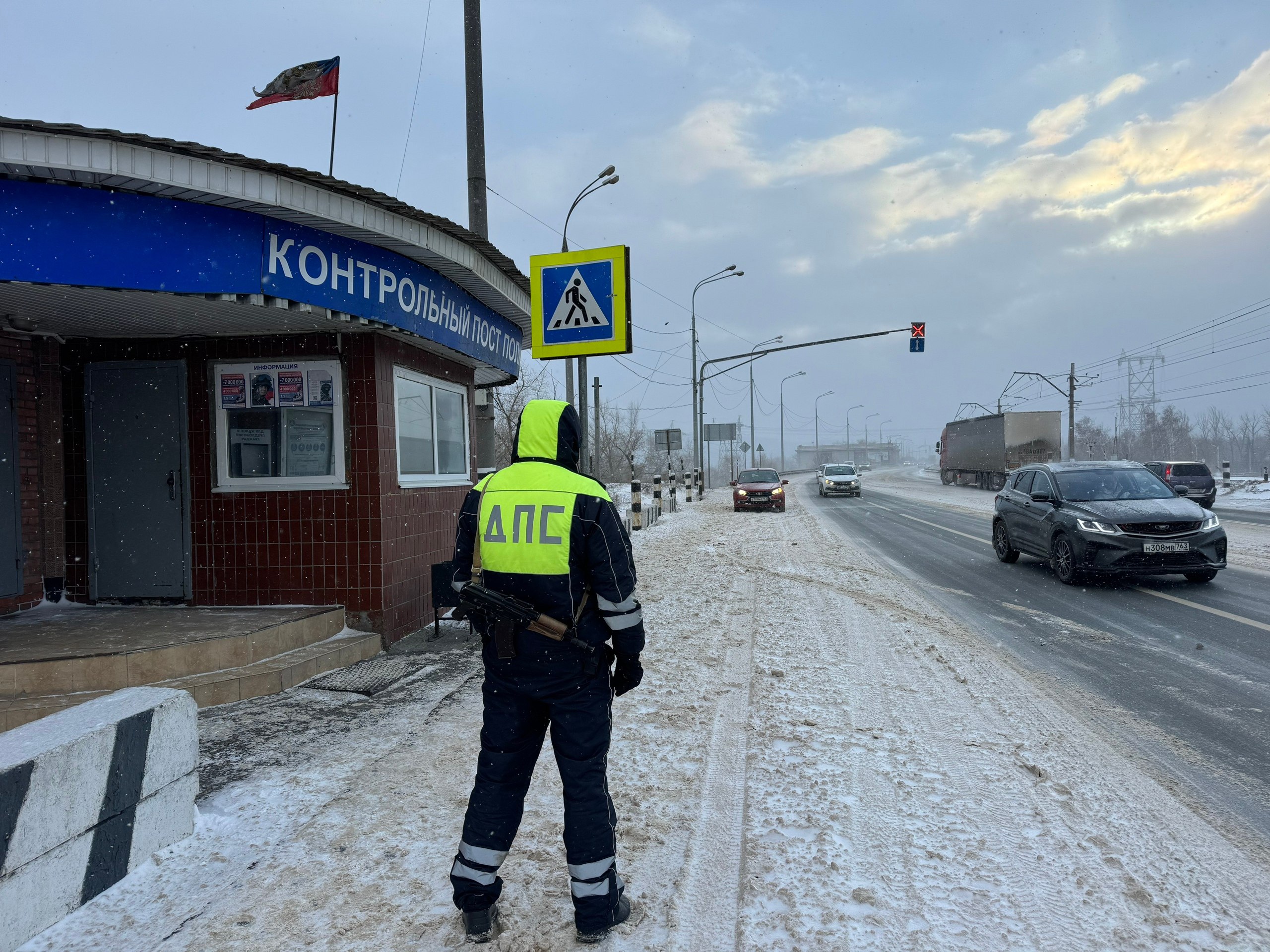 В связи со сложными погодными условиями сотрудники #ГосавтоинспекцииТольятти, в том числе кабинетные работники несут службу в усиленном режиме и проводят работу по организации дорожного движения, в том числе по...