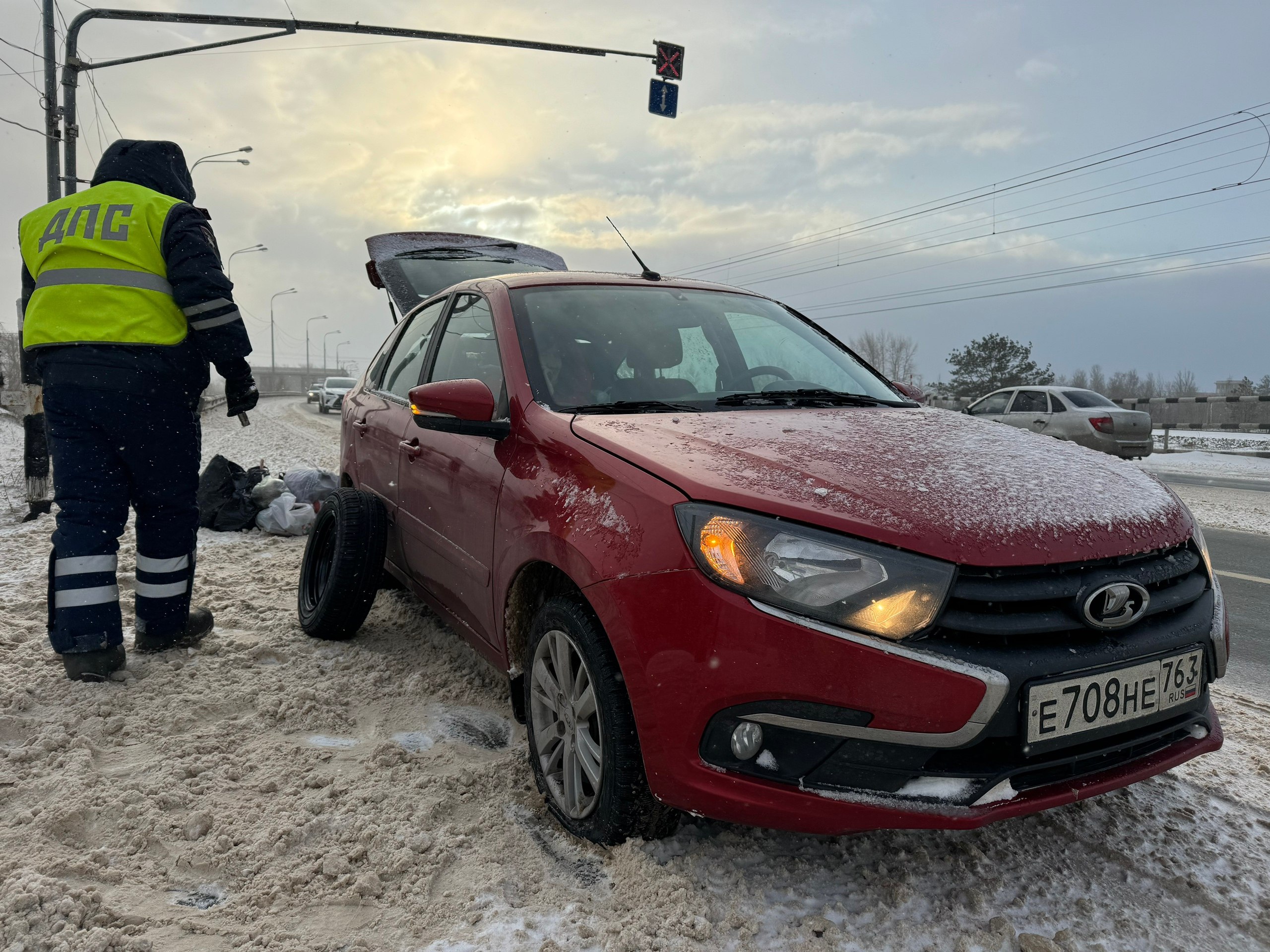 В связи со сложными погодными условиями сотрудники #ГосавтоинспекцииТольятти, в том числе кабинетные работники несут службу в усиленном режиме и проводят работу по организации дорожного движения, в том числе по... В связи со сложными погодными условиями сотрудники #ГосавтоинспекцииТольятти, в том числе кабинетные работники несут службу в усиленном режиме и проводят работу по организации дорожного движения, в том числе по...