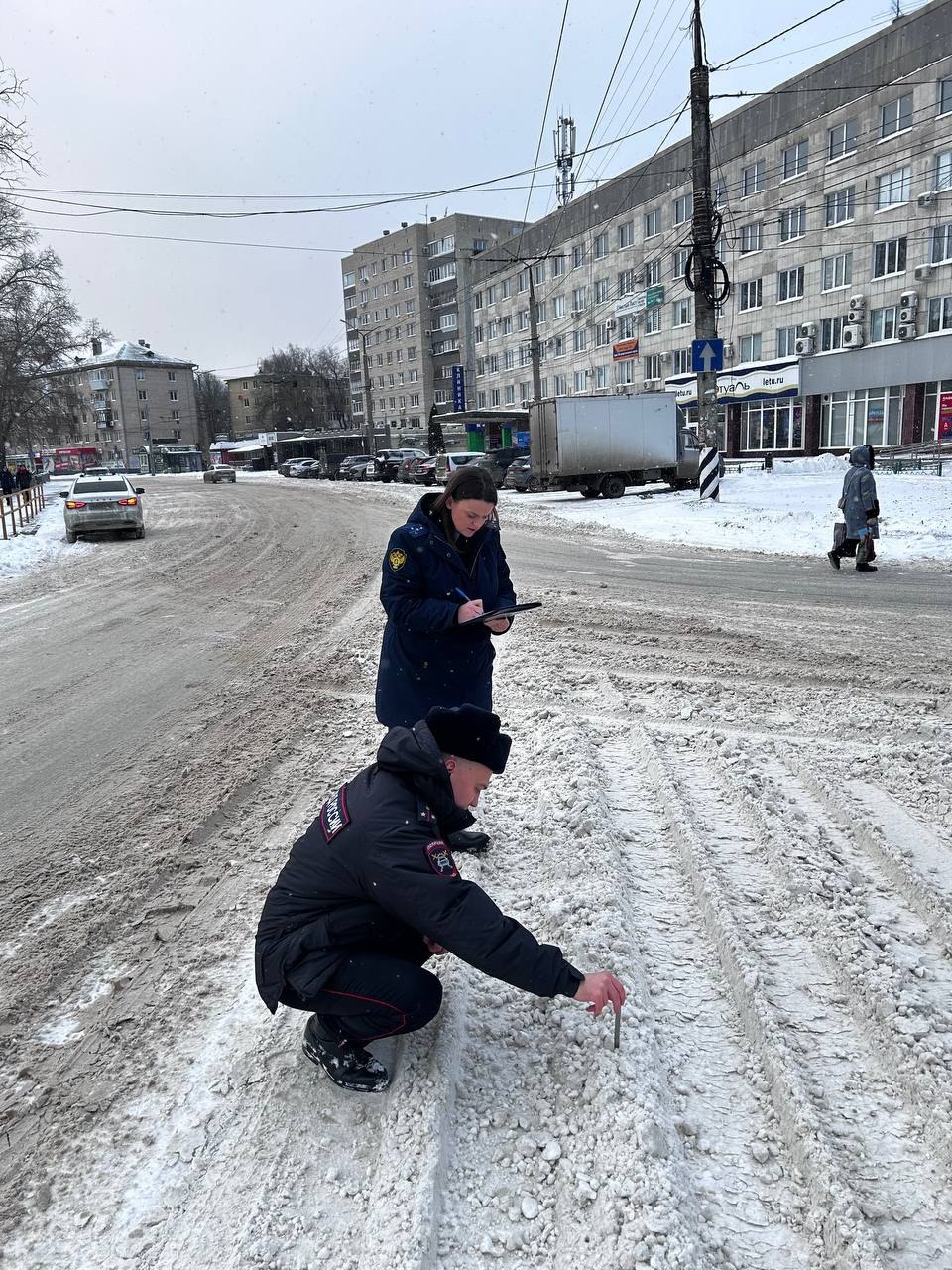 Сотрудники #ГосавтоинспекцииТольятти совместно с представителями прокуратуры города провели проверку выполнения работ по комплексному содержанию магистральных и внутриквартальных дорог в зимний период Сотрудники #ГосавтоинспекцииТольятти совместно с представителями прокуратуры города провели проверку выполнения работ по комплексному содержанию магистральных и внутриквартальных дорог в зимний период