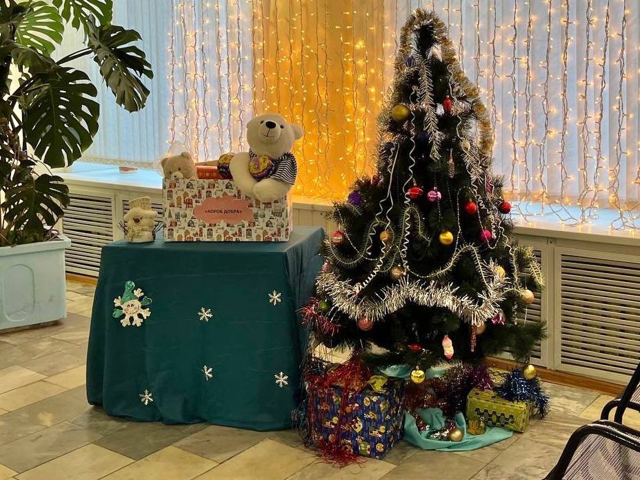 С добром и любовью. В преддверии самого волшебного праздника - Нового года - во всех зданиях городской администрации установили красочные коробки, куда сотрудники могут принести подарки для детей из многодетных семей и... С добром и любовью. В преддверии самого волшебного праздника - Нового года - во всех зданиях городской администрации установили красочные коробки, куда сотрудники могут принести подарки для детей из многодетных семей и...