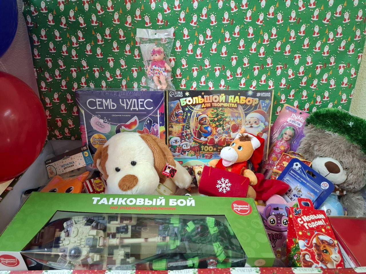 С добром и любовью. В преддверии самого волшебного праздника - Нового года - во всех зданиях городской администрации установили красочные коробки, куда сотрудники могут принести подарки для детей из многодетных семей и... С добром и любовью. В преддверии самого волшебного праздника - Нового года - во всех зданиях городской администрации установили красочные коробки, куда сотрудники могут принести подарки для детей из многодетных семей и...