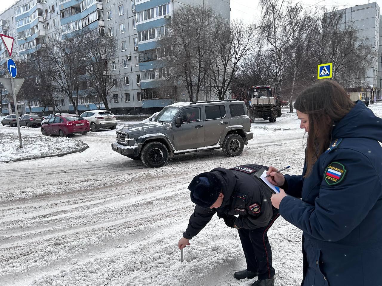 Сотрудники #ГосавтоинспекцииТольятти совместно с представителями прокуратуры города провели проверку выполнения работ по комплексному содержанию магистральных и внутриквартальных дорог в зимний период