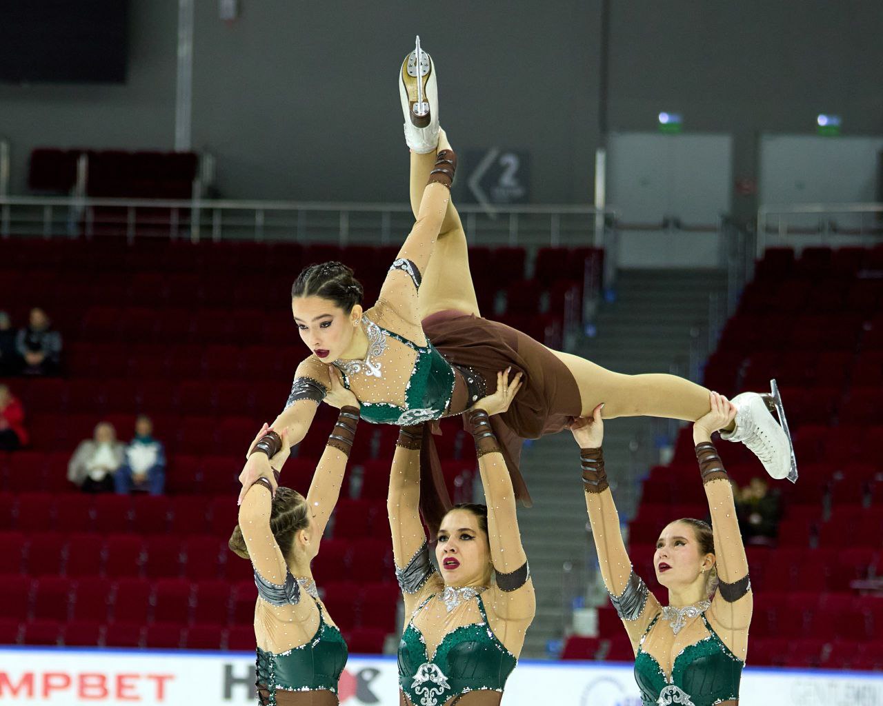 В Самаре завершились соревнования по синхронному фигурному катанию В Самаре завершились соревнования по синхронному фигурному катанию
