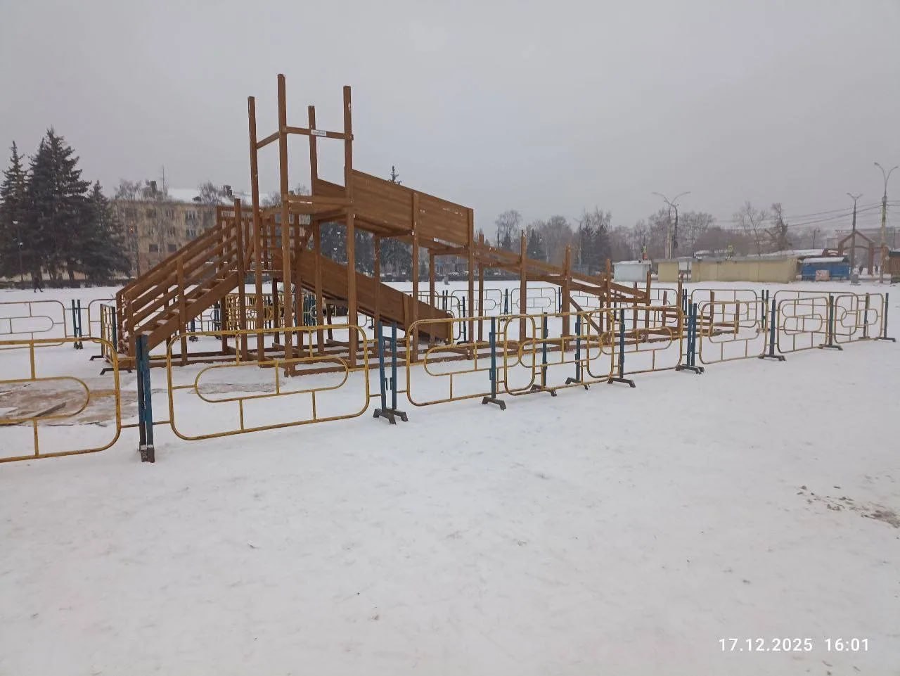 В Тольятти приступили к монтажу горок на Центральной площади В Тольятти приступили к монтажу горок на Центральной площади