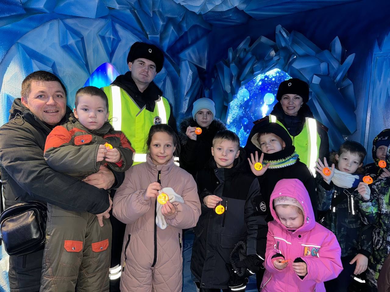 Сказочный праздник и важные уроки безопасности: сотрудники Госавтоинспекции Самарской области встретили поезд Деда Мороза Сказочный праздник и важные уроки безопасности: сотрудники Госавтоинспекции Самарской области встретили поезд Деда Мороза