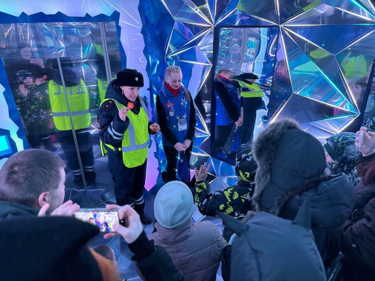 Сказочный праздник и важные уроки безопасности: сотрудники Госавтоинспекции Самарской области встретили поезд Деда Мороза Сказочный праздник и важные уроки безопасности: сотрудники Госавтоинспекции Самарской области встретили поезд Деда Мороза