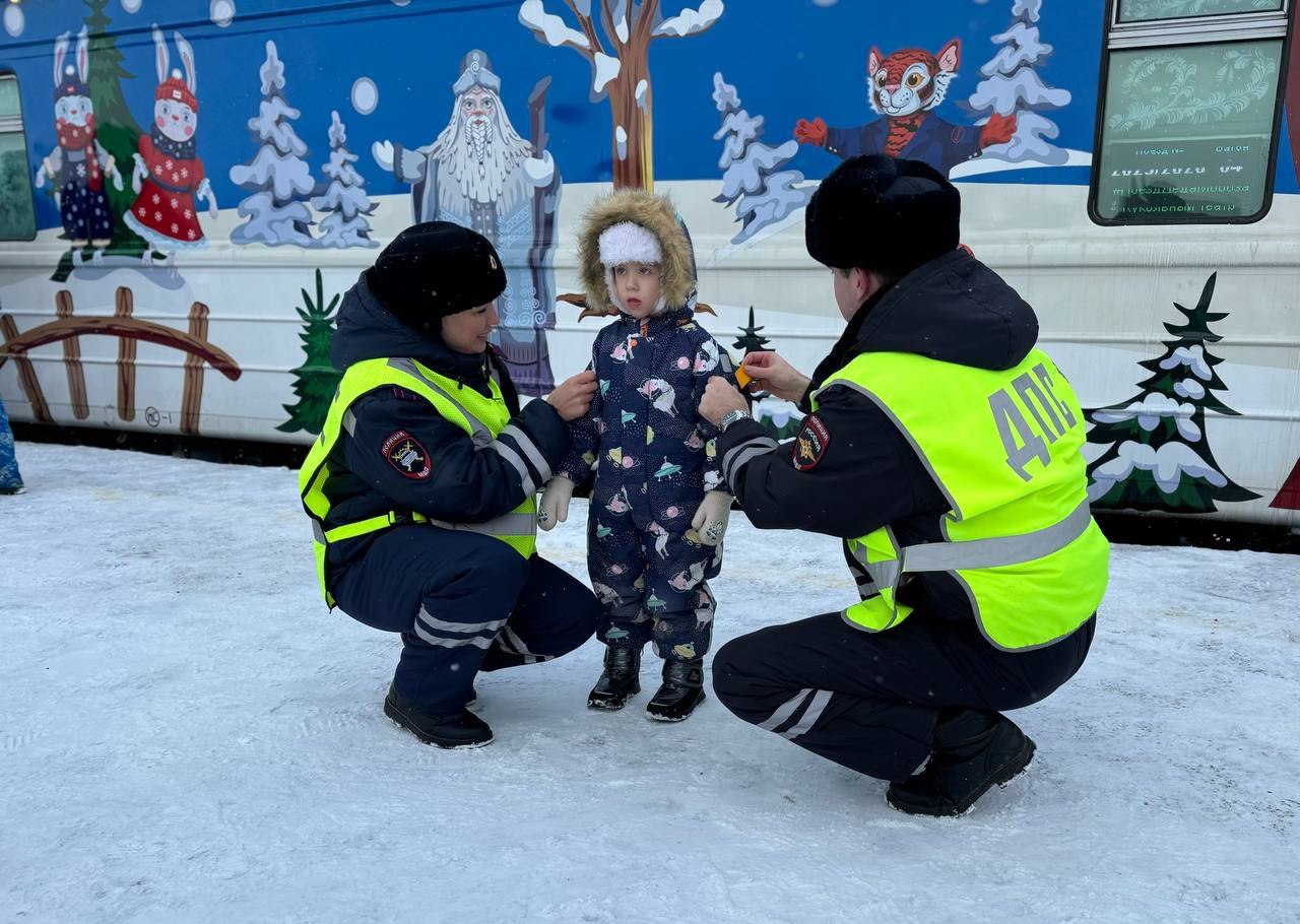 Сказочный праздник и важные уроки безопасности: сотрудники Госавтоинспекции Самарской области встретили поезд Деда Мороза Сказочный праздник и важные уроки безопасности: сотрудники Госавтоинспекции Самарской области встретили поезд Деда Мороза
