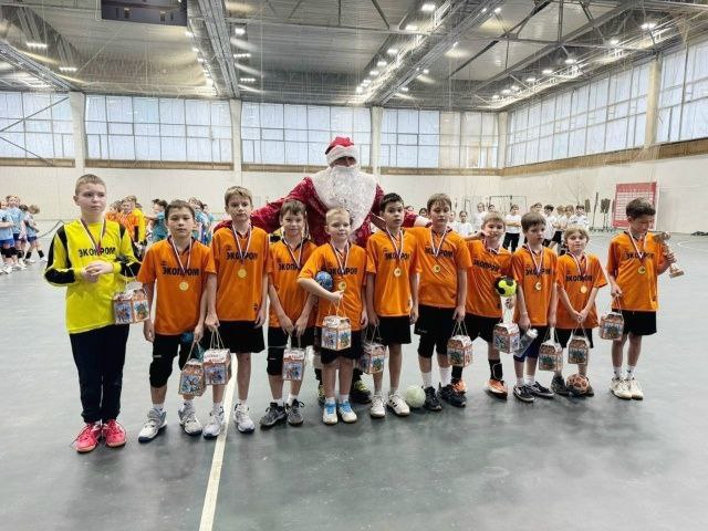 Традиционно накануне новогодних праздников в учреждениях спорта проходят соревнования на призы главного волшебника страны Традиционно накануне новогодних праздников в учреждениях спорта проходят соревнования на призы главного волшебника страны