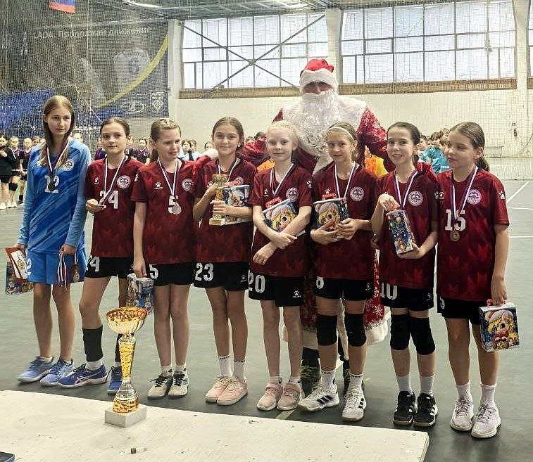 Традиционно накануне новогодних праздников в учреждениях спорта проходят соревнования на призы главного волшебника страны