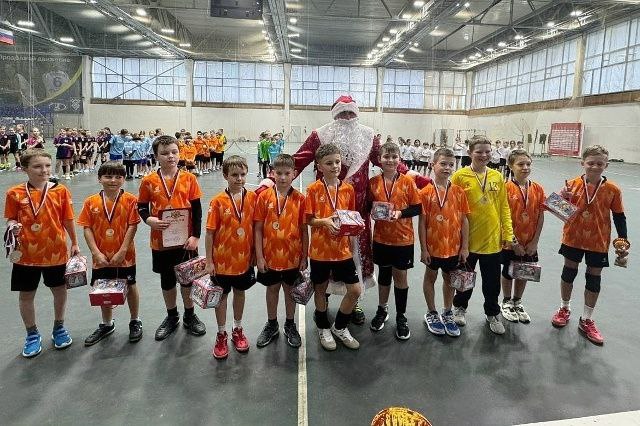 Традиционно накануне новогодних праздников в учреждениях спорта проходят соревнования на призы главного волшебника страны Традиционно накануне новогодних праздников в учреждениях спорта проходят соревнования на призы главного волшебника страны