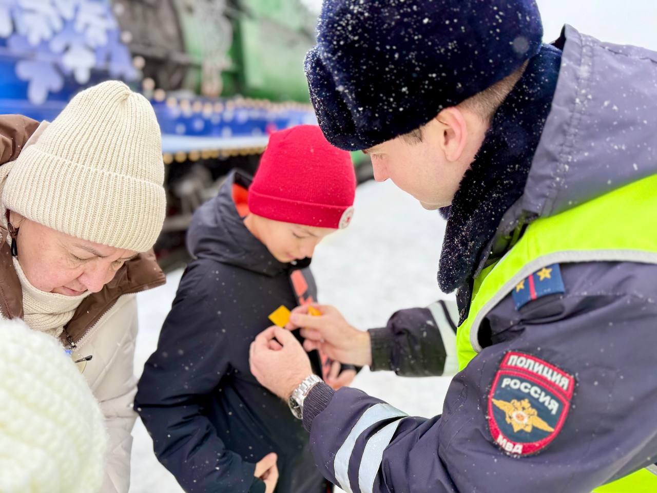 Сказочный праздник и важные уроки безопасности: сотрудники Госавтоинспекции Самарской области встретили поезд Деда Мороза