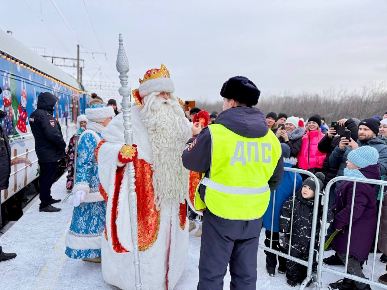 Сказочный праздник и важные уроки безопасности: сотрудники Госавтоинспекции Самарской области встретили поезд Деда Мороза Сказочный праздник и важные уроки безопасности: сотрудники Госавтоинспекции Самарской области встретили поезд Деда Мороза