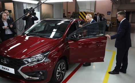 «Свои, стерпят» – странный экспорт «АвтоВАЗа» на фоне резкого подорожания в РФ. Государственный концерн «АвтоВАЗ» начал отправлять нераспроданные автомобили «Лада» в Иран, Йемен и Ливию - впервые с 1988 года