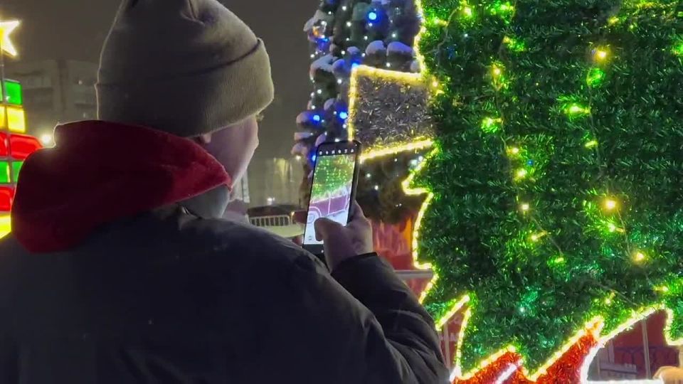 Вдохнули волшебства!. Сегодня на Центральной площади торжественно открыли новое праздничное пространство с ледовым городком, деревянными горками и большим катком