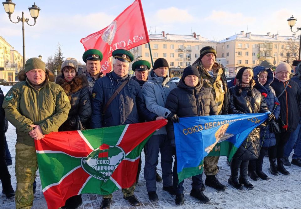 Вечная память.... 1 января у Обелиска Славы прошла акция в память об участниках специальной военной операции, погибших в Макеевке три года назад