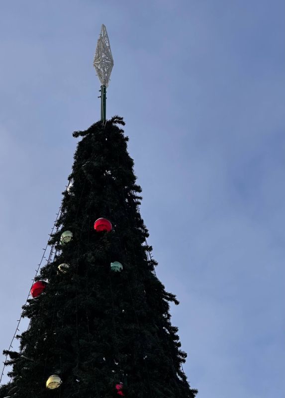 А погода сегодня чудесная для прогулок! Отправиться всей семьей на каток или покататься с горки - зимние забавы найдутся для каждого!