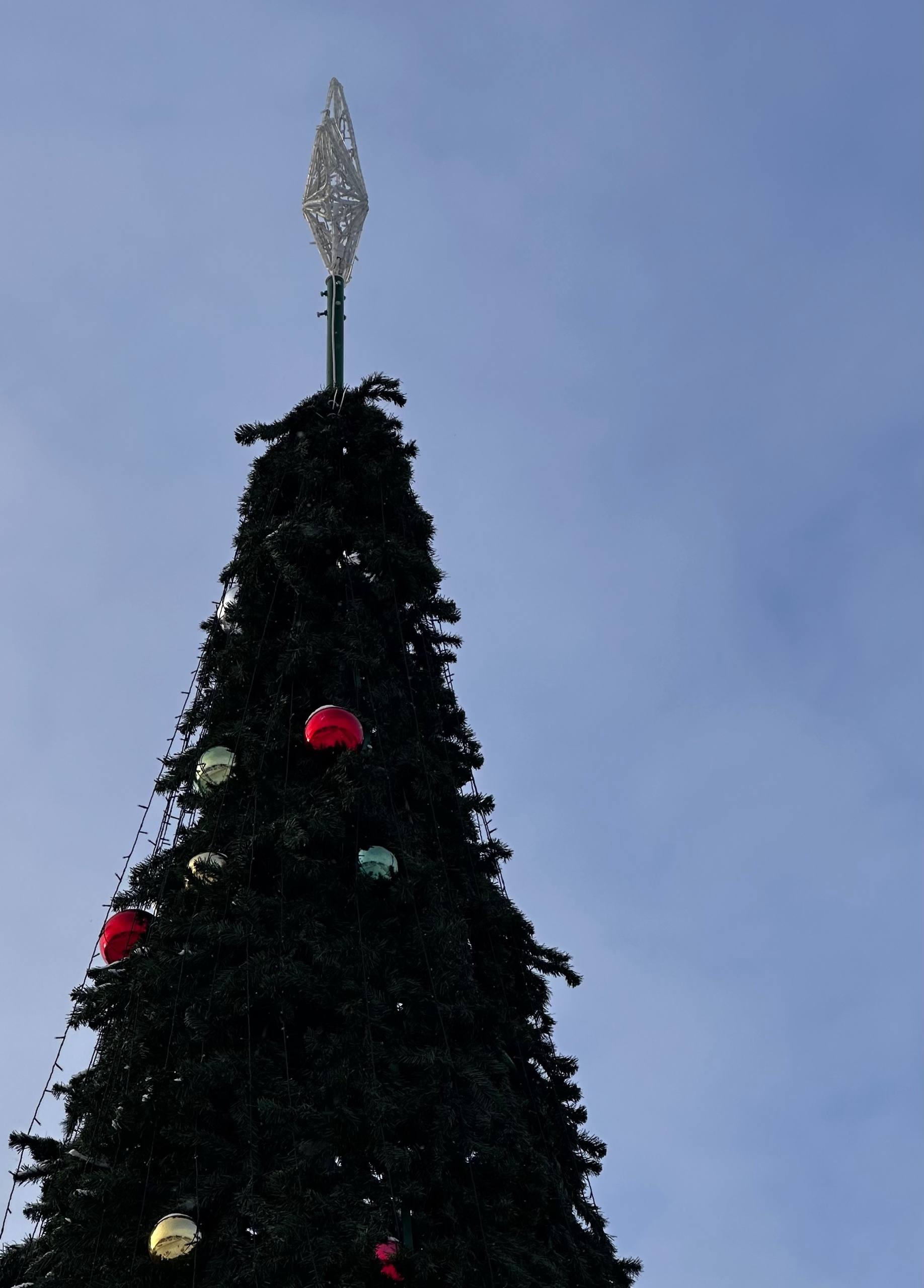 А погода сегодня чудесная для прогулок! Отправиться всей семьей на каток или покататься с горки - зимние забавы найдутся для каждого!