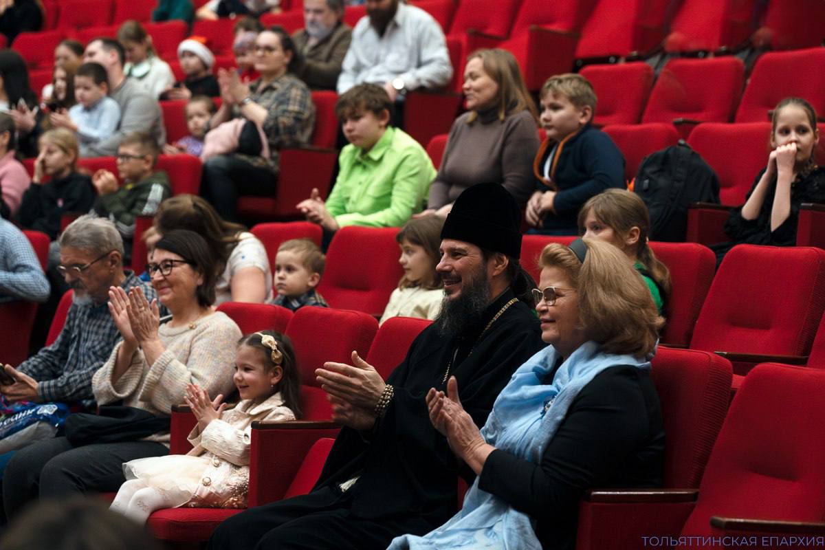 Епархиальная ёлка. Сегодня во «Дворце детского и юношеского творчества» состоялась традиционная благотворительная ёлка с театрализованным представлением для детей священнослужителей и приходского актива Тольяттинской Епархии