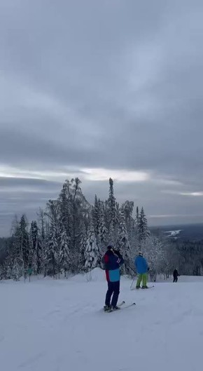 Горожане покоряют снежные склоны на лыжах и сноуборде!
